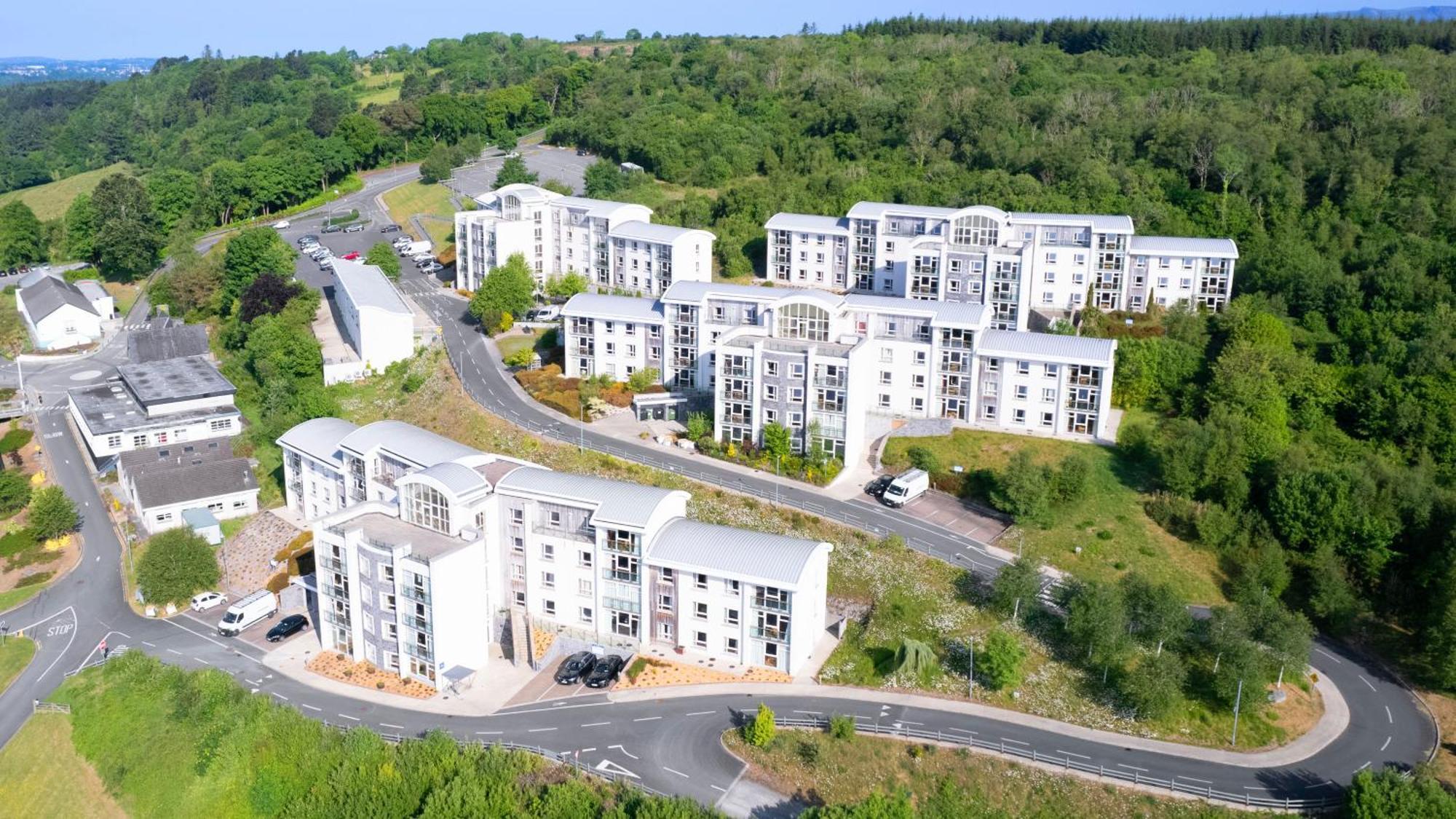 St Angela'S Lakeside Aparthotel Sala Sligo Dış mekan fotoğraf